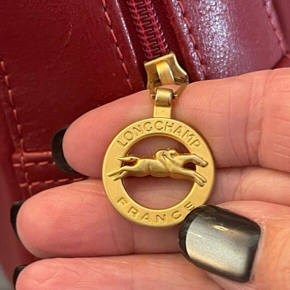 Vintage Longchamp Roseau Leather Bag in the color Bordeaux. - Picture 3 of 13